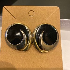 Women’s VTG black enamel silver/gold tone circle w/swirl post pierced earrings